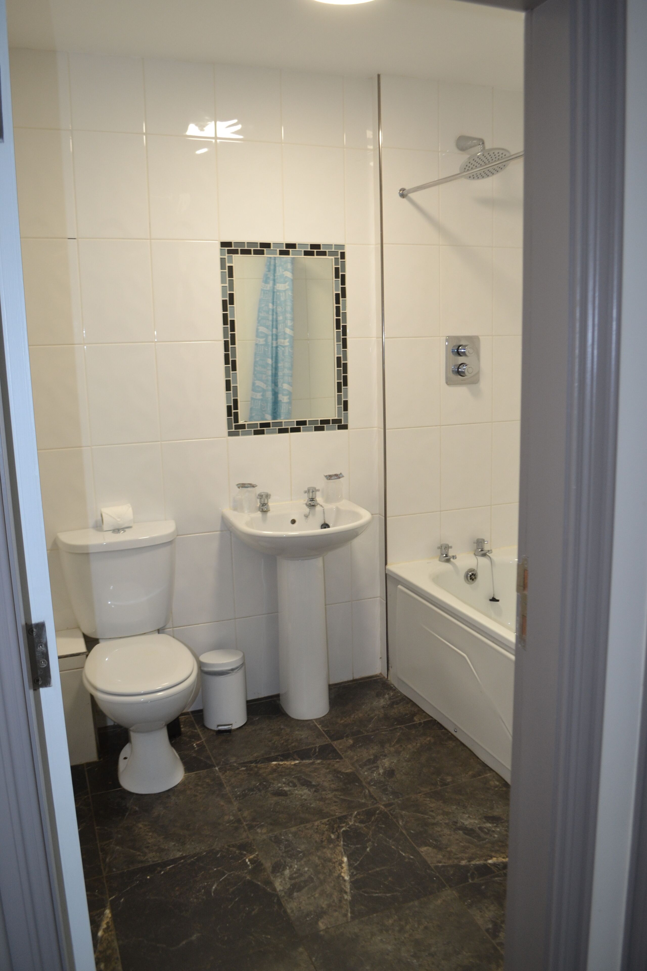 Un baño con inodoro, lavamanos y bañera.