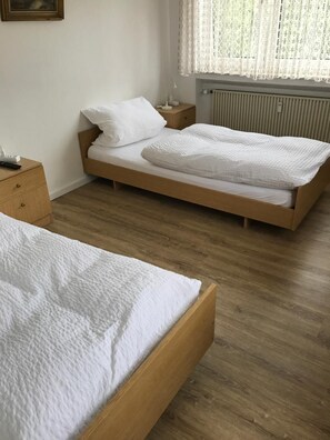 Mini-bar avec articles gratuits, bureau, rideaux occultants