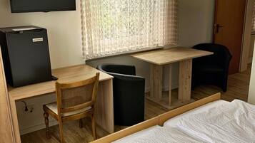 Minibar (mit einigen kostenlosen Artikeln), Schreibtisch