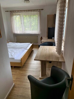 Free minibar items, desk, blackout drapes, soundproofing - Gästehaus Fries (Blankenheim)