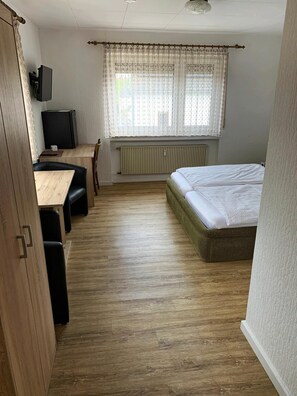 Free minibar items, desk, blackout curtains, soundproofing - Gästehaus Fries (Blankenheim)