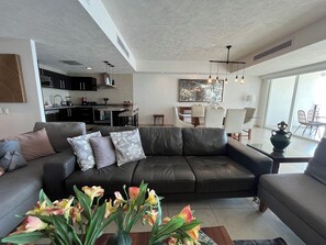 Smart TV, table tennis, books - 17th-Floor Beachfront Grand Venetian Condo ☆Panoramic Bay Views & Infinity Pools (Puerto Vallarta)