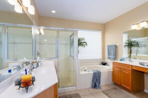 Chuveiro com efeito de chuva, secador de cabelo, toalhas de banho 