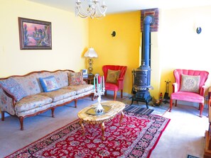 TV, fireplace, DVD player, books