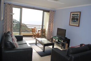 Apartment, 2 Schlafzimmer, Balkon, Meerblick (Plaza A - Bay) | Wohnzimmer | Flachbildfernseher