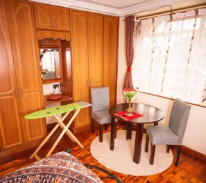 Departamento básico, 1 cama matrimonial, para no fumadores | Área de sala de estar | Televisión de pantalla plana 