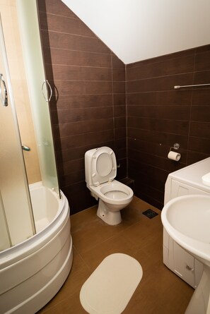 Studio Apartment | Badezimmer | Dusche, kostenlose Toilettenartikel, Haartrockner, Handtücher