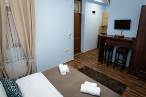 Studio Apartment | Ylelliset vuodevaatteet, untuvapeitot, pillowtop-patjalliset sängyt