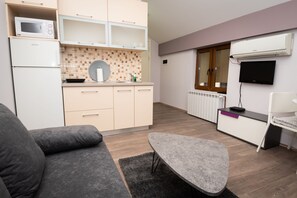 Appartamento Standard | Angolo cottura privato | Frigorifero, piano cottura, bollitore elettrico