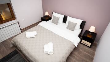 Standard Apartment | Premium bedding, down comforters, pillowtop beds, in-room safe