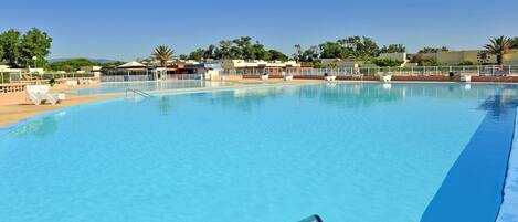 Piscine extérieure, parasols de plage, chaises longues