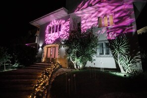 Front of property - evening/night - Assteas Bed & Breakfast (Montesarchio)