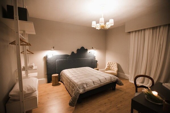 Camera matrimoniale con vista Torre e Castello | Desk, blackout drapes, free WiFi, bed sheets