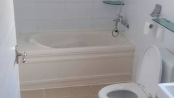 House, 3 Bedrooms | Bathroom | Deep soaking tub, free toiletries, hair dryer, slippers