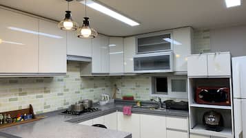 House, 3 Bedrooms | Dapur kecil peribadi | Peti sejuk, ketuhar gelombang mikro, dapur, cerek elektrik