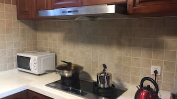 House, 3 Bedrooms | Shared kitchen | Fridge, microwave, stovetop, electric kettle