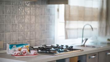 Frigorifero, forno, piano cottura, macchina per tè/caffè