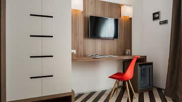 Comfort tweepersoonskamer | Hypoallergeen beddengoed, een minibar, een kluis op de kamer, een bureau