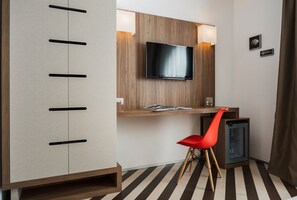 Comfort Double Room | Hypo-allergenic bedding, minibar, in-room safe, desk