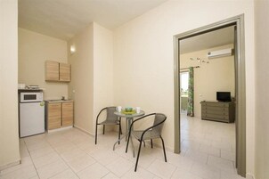 Refrigerador, microondas, placa de cocina, tetera/pava eléctrica