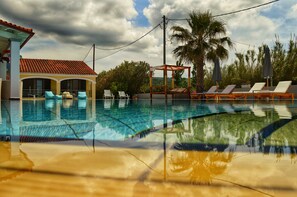 Outdoor pool, sun loungers - SunRose Beach Aparthotel (Corfu)
