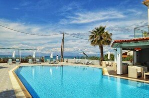 On the beach, white sand - SunRose Beach Aparthotel (Corfu)