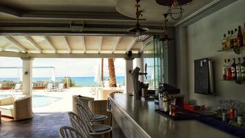Bar junto a la piscina