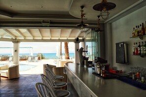 Bar au bord de la piscine