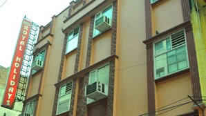 Um hotel com uma placa que diz 'Hotel Royal Holidays'.