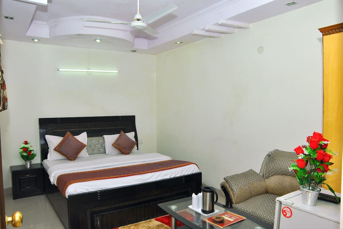 20 bedrooms, down duvets, Select Comfort beds, desk