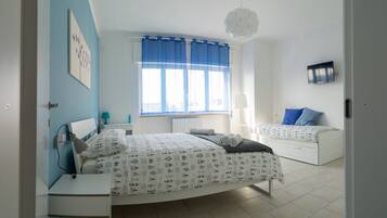 Vierbettzimmer | Individuell dekoriert, individuell eingerichtet, Schreibtisch