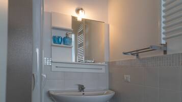 Camera quadrupla | Bagno | Doccia, soffione a pioggia, asciugacapelli, asciugamani