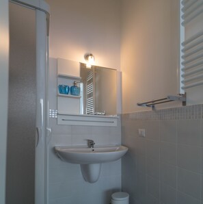 Camera quadrupla | Bagno | Doccia, soffione a pioggia, asciugacapelli, asciugamani