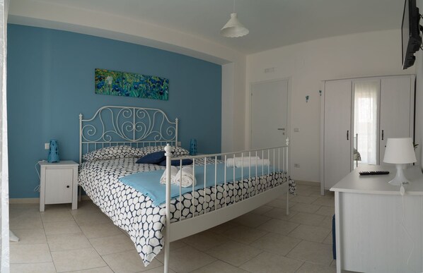 A bedroom with a bed, nightstands, a dresser, and a painting on the wall. - My Room in Trani (Trani)