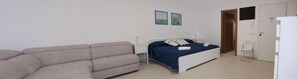 Cubrecamas, muebles diferentes, escritorio y cortinas blackout 