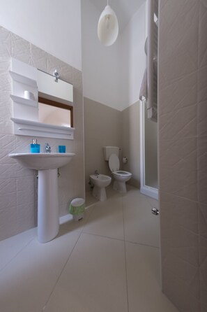 Family Room, Private Bathroom (1) | Bathroom | Shower, hair dryer, towels - Enjoy Trani (Trani)