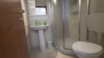 Camera doppia, bagno privato (3) | Bagno | Doccia, asciugacapelli, asciugamani