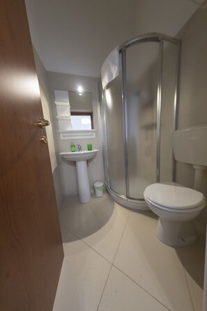 Double Room, Private Bathroom (3) | Bathroom | Shower, hair dryer, towels - Enjoy Trani (Trani)