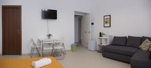 ห้องแฟมิลี่, ห้องน้ำส่วนตัว (1) | ผ้านวมขนเป็ด, ตกแต่งพิเศษโดยเฉพาะ, โต๊ะทำงาน, ผ้าม่านกันแสง