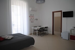 Familienzimmer, eigenes Bad (8) | Daunenbettdecken, individuell eingerichtet, Schreibtisch