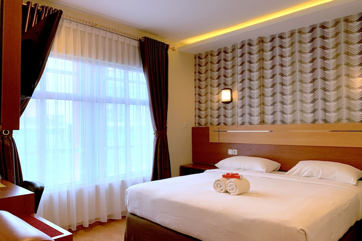 Habitación Deluxe, 1 habitación, para no fumadores, vista a la ciudad | Escritorio, cortinas blackout, wifi gratis y ropa de cama