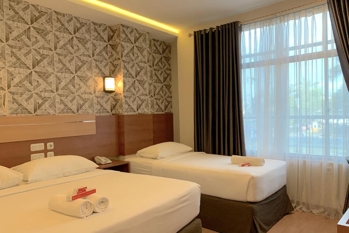 Habitación familiar | Escritorio, cortinas blackout, wifi gratis y ropa de cama