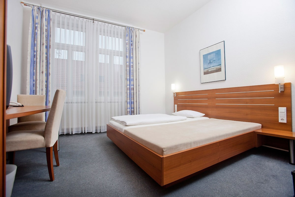 Zimmersafe, Schreibtisch, Verdunkelungsvorhänge, schallisolierte Zimmer