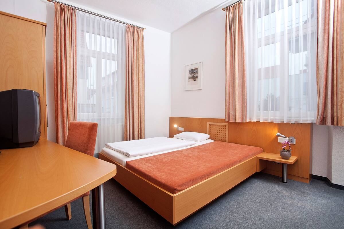 Single Room | In-room safe, desk, blackout drapes, soundproofing