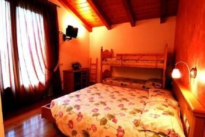 Habitación cuádruple Confort | Decoración personalizada, muebles diferentes, escritorio y wifi gratis