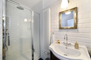 Apartment | Bathroom sink