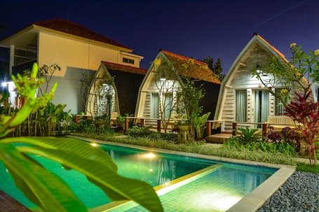 Una piscina al aire libre