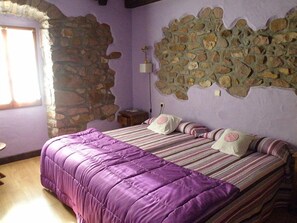 Habitación doble | Cortinas blackout, wifi gratis y ropa de cama 