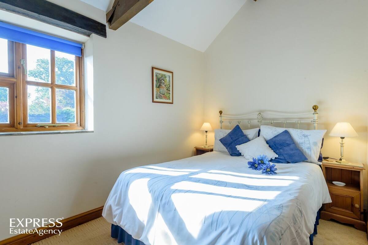 Luxury Cottage, 1 Bedroom, Mountain View | Individually furnished, blackout drapes, soundproofing