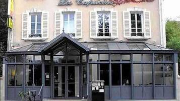 المنشأة من الخارج